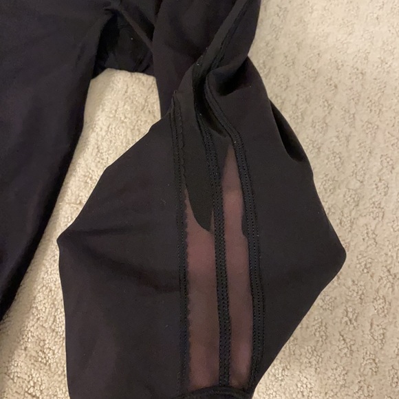 Lululuemon crops 8 - Picture 2 of 2